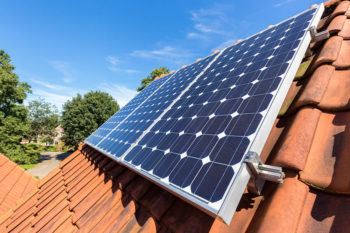 energia verde con placas solares instaladas sobre el tejade de casa