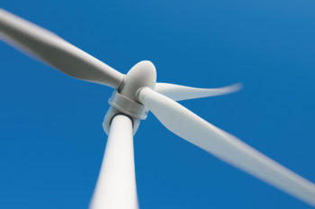 energia verde con aerogeneradores eólicos en zonas de viento constante