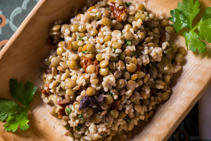 2 recetas veganas de lentejas con quinoa: un plato de cuchara y una fresca  ensalada | Ingredientes que Suman